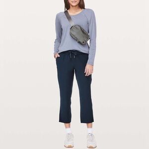 Lululemon On The Fly Crop *Woven 23" In True Navy